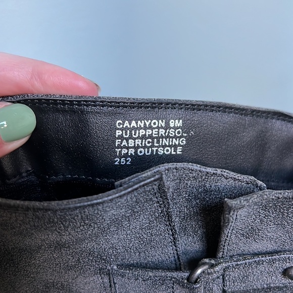 Size 9 gray boots - Picture 4 of 5